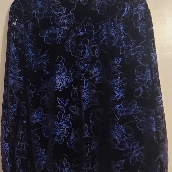 Torrid Black and Blue Floral Velvet Blouse - Picture 7 of 10